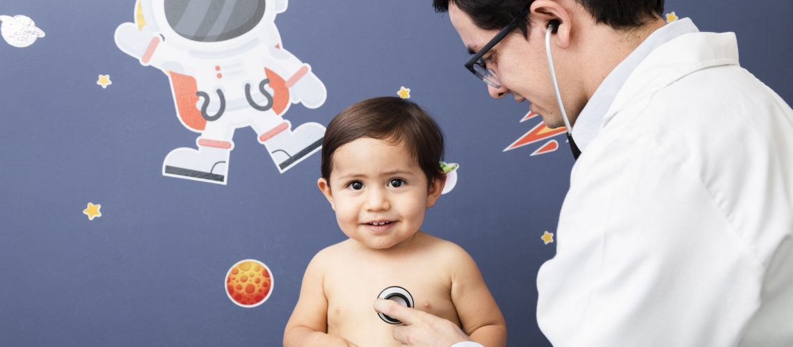 medico examinando criança